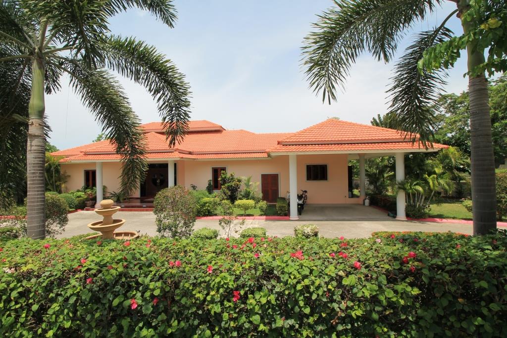 Luxury Pool Villa in Hua Hin at Palm Hills Golf Resort