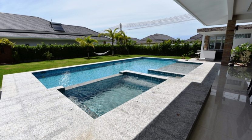 04 Pool with jacuzzi and wet deck section