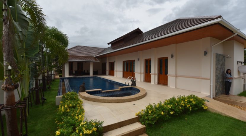 02 Balinese style pool villa