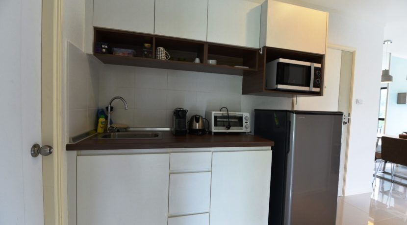 25 Fully fitted open kitchenette 1