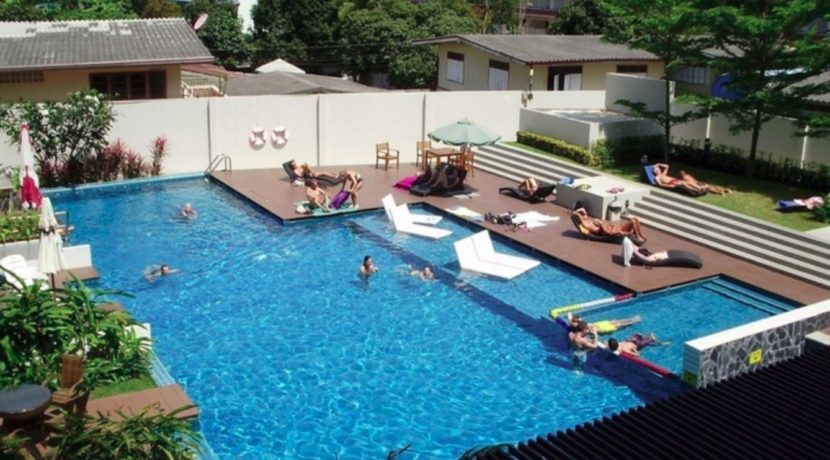 90 Pool with kids area