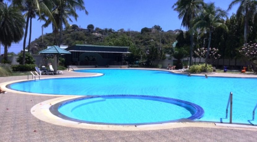 90 Large swimming pool with accosiated kids section