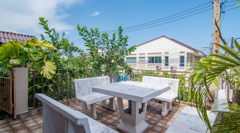 23 Large furnished roof terrace