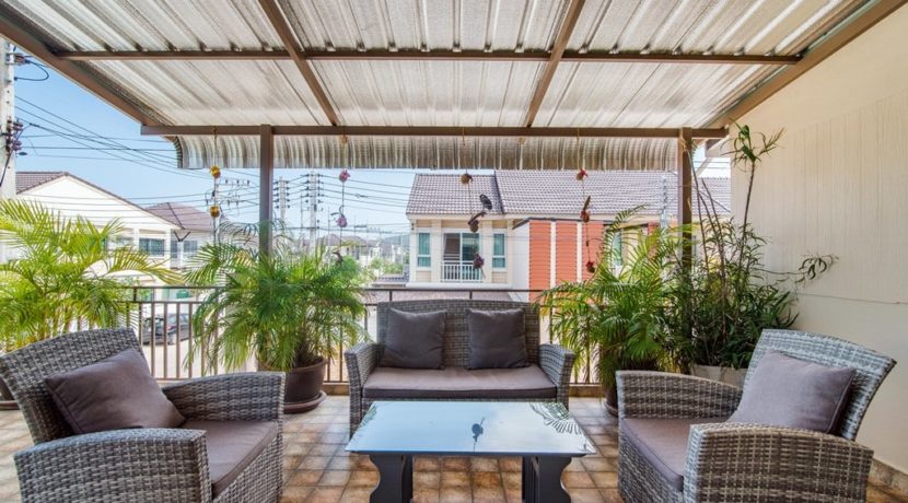 25 Covered furnished roof terrace