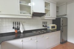 25 Fully fitted kitchen