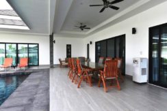 04 Covered furnished patio