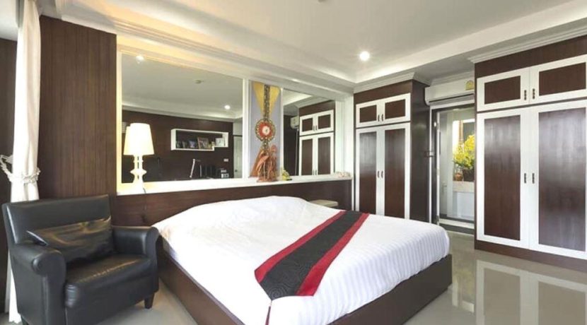 30 Master bedroom with balcony access
