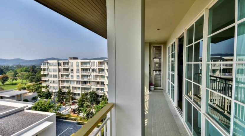 13 Corner balcony with sea and golf view