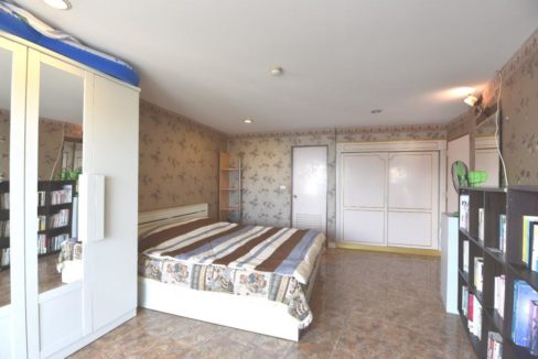 32 Spacious bedroom with balcony access