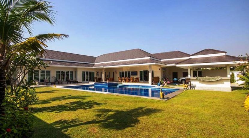 01 Exceptional 5-bedroom pool villa