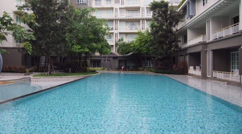 03 Large swimming pool