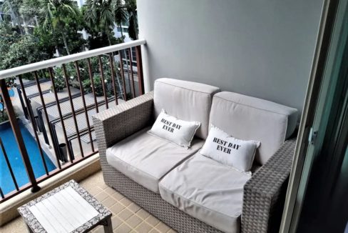 13 Furnished balcony with pool view
