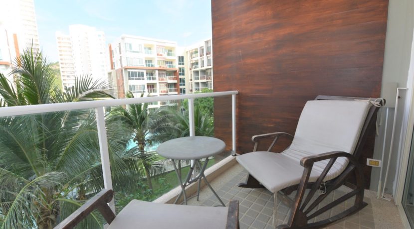 15 Furnished balcony with pool view