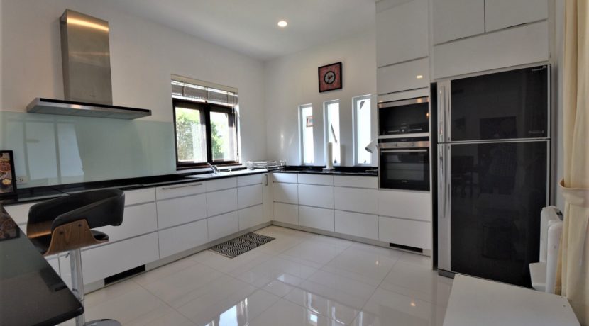 22 Fully fitted modern kitchen