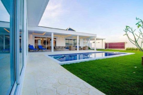 03 Superb 4-Bedroom pool villa