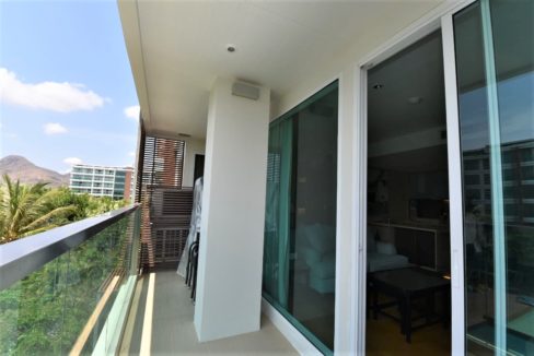 13 Large balcony with garden an pool view