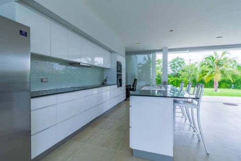 26 Fully fitted modern open kitchen