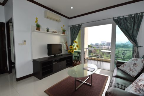 51 Large living room with exit to balcony (1-Bed unit)