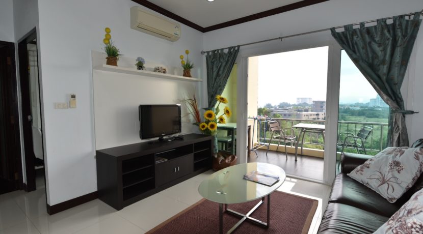 51 Large living room with exit to balcony (1-Bed unit)