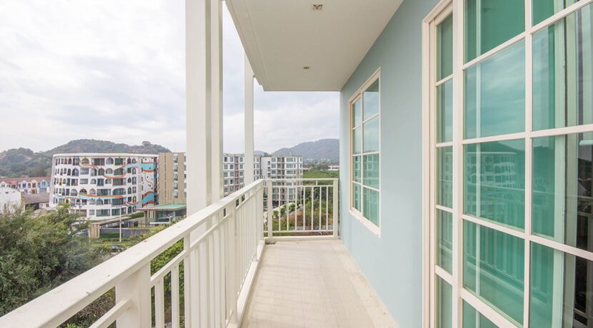 12 Large balcony with garden view