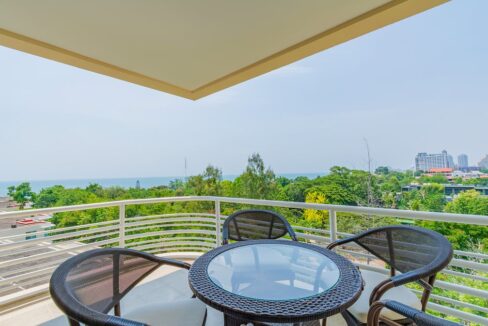 13 Large balcony with sea view