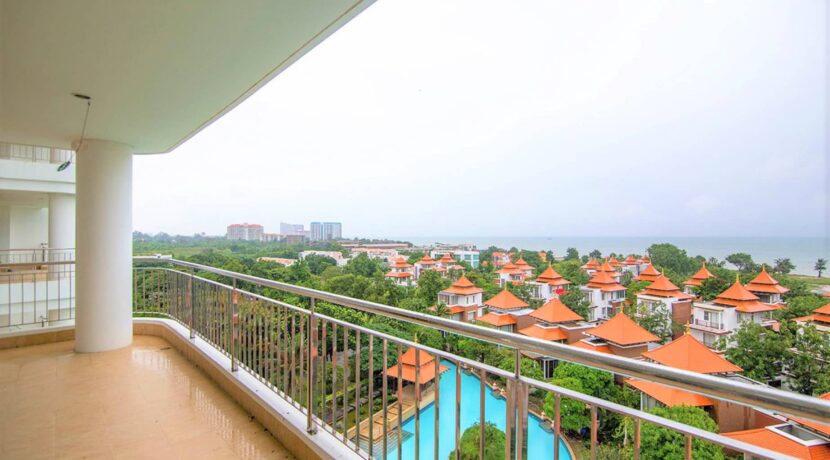 13 Large balcony with un-obstructed sea view
