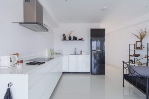 20A Fully fitted modern kitchen
