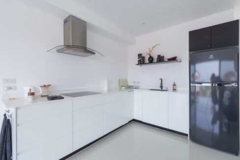 20B Fully fitted modern kitchen