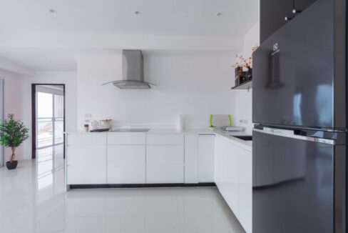 20C Fully fitted modern kitchen