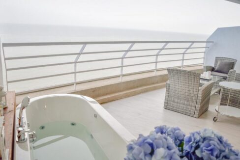 14 Large balcony with great ocean view