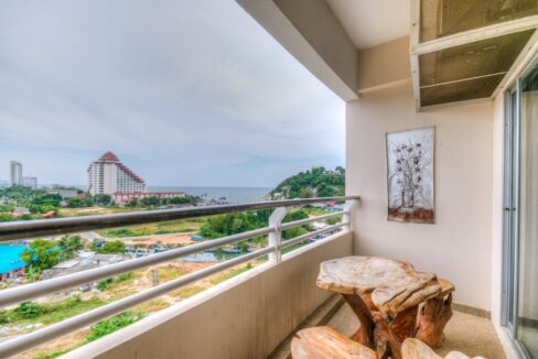 15 Large balcony with panoramic view