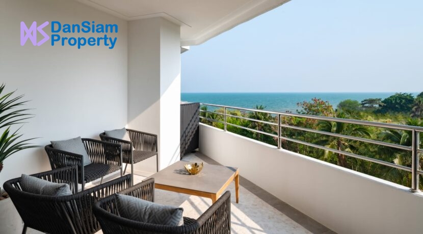 13 Large balcony with stunning sea view