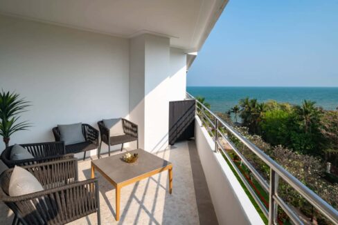 14 Large balcony with stunning sea view