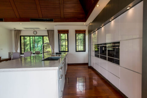 25 Fully fitted ultra-modern kitchen