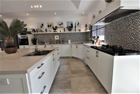 25C Fully fitted EU style kitchen
