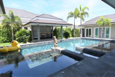 04 Large pool with jacuzzi and wetdeck