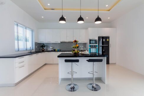 25 Fully fitted modern EU-style kitchen