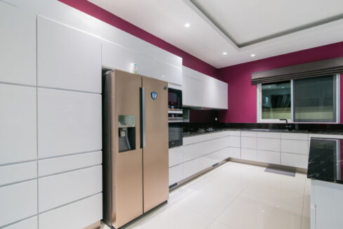 26 Ultra modern kitchen