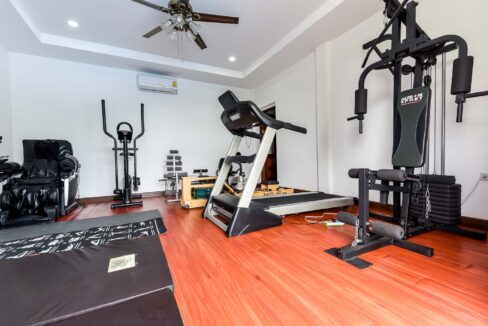 51 Well-equipped fitness room