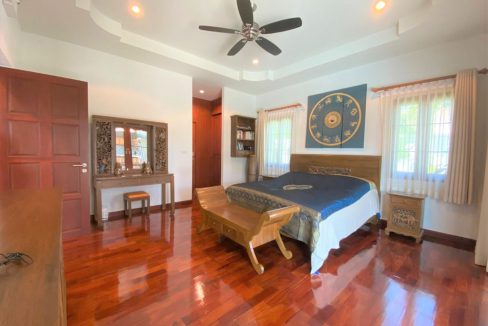 30 Spaciuous master bedroom