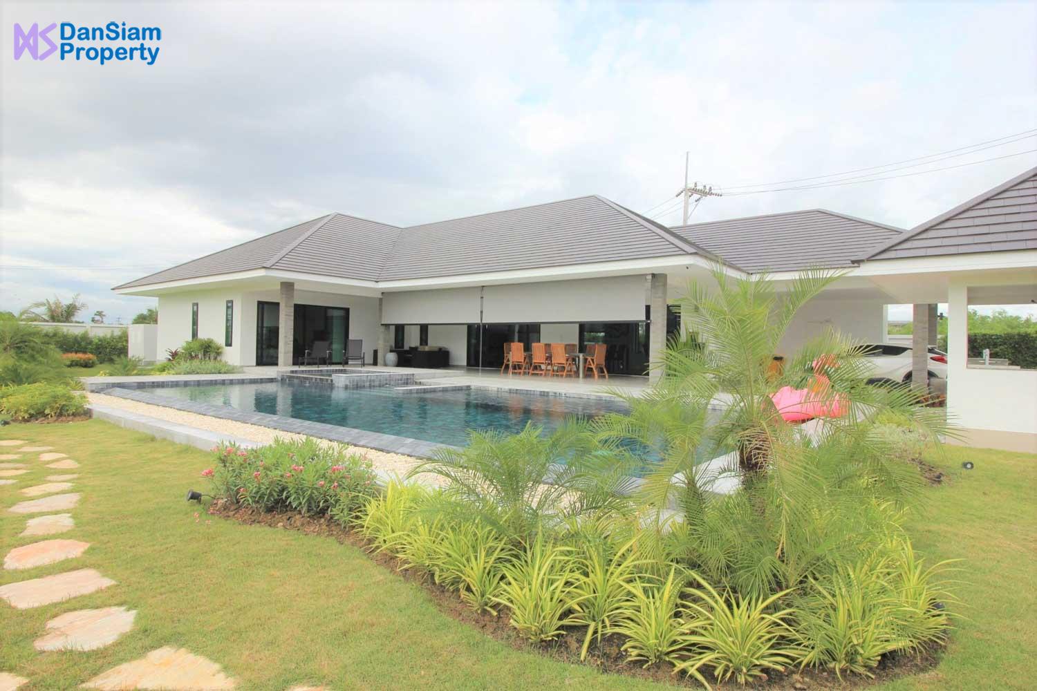 Exceptional 5-Bed Pool Villa on large Land at Parkland