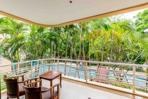 14 Large balcony with pool view