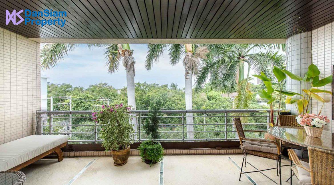 14 Large balcony with view to seaside
