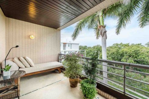 15 Large balcony with view to seaside