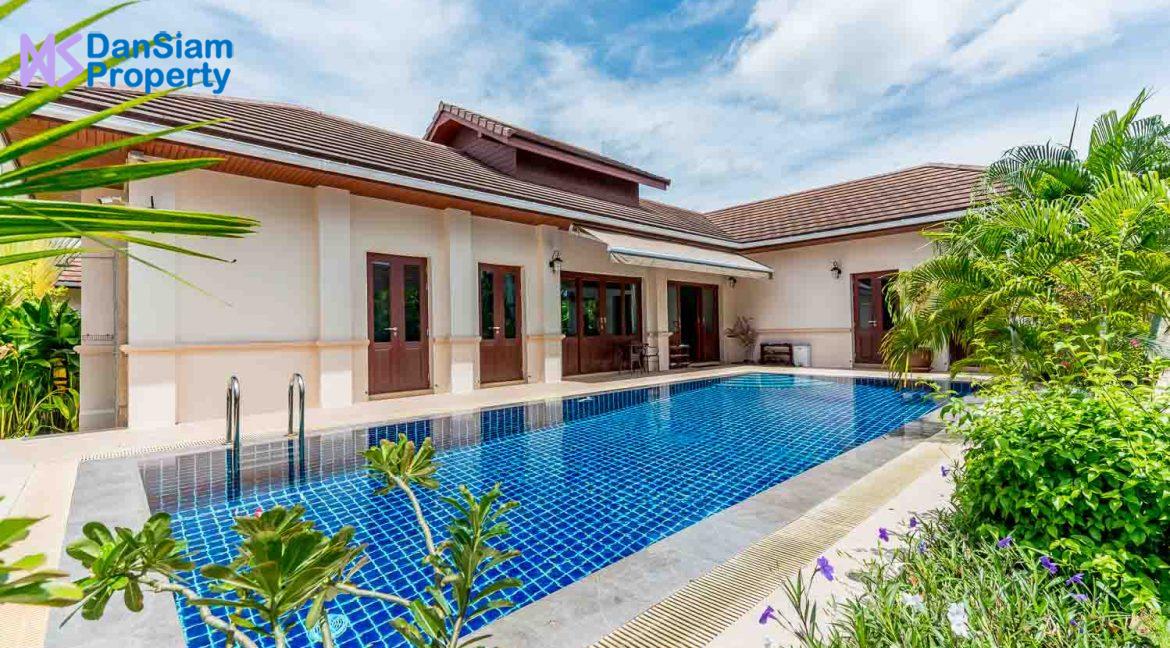 01 Balinese style pool villa