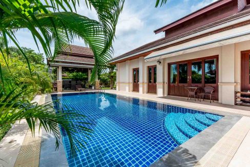 02 Balinese style pool villa