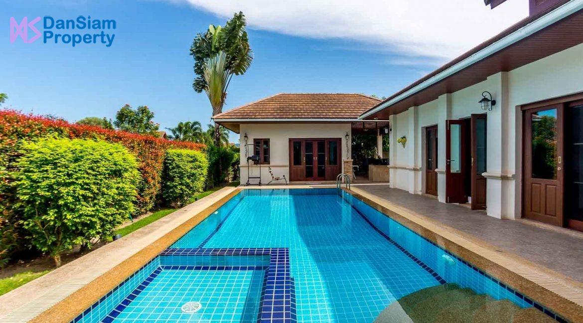 03 Balinese style pool villa