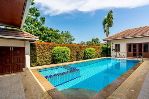 04 Balinese style pool villa