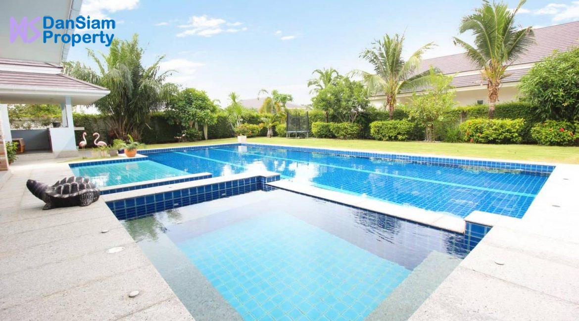 04 Extensive 84 sqm pool with wetdeck and jacuzzi