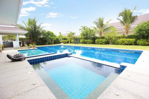 04 Extensive 84 sqm pool with wetdeck and jacuzzi